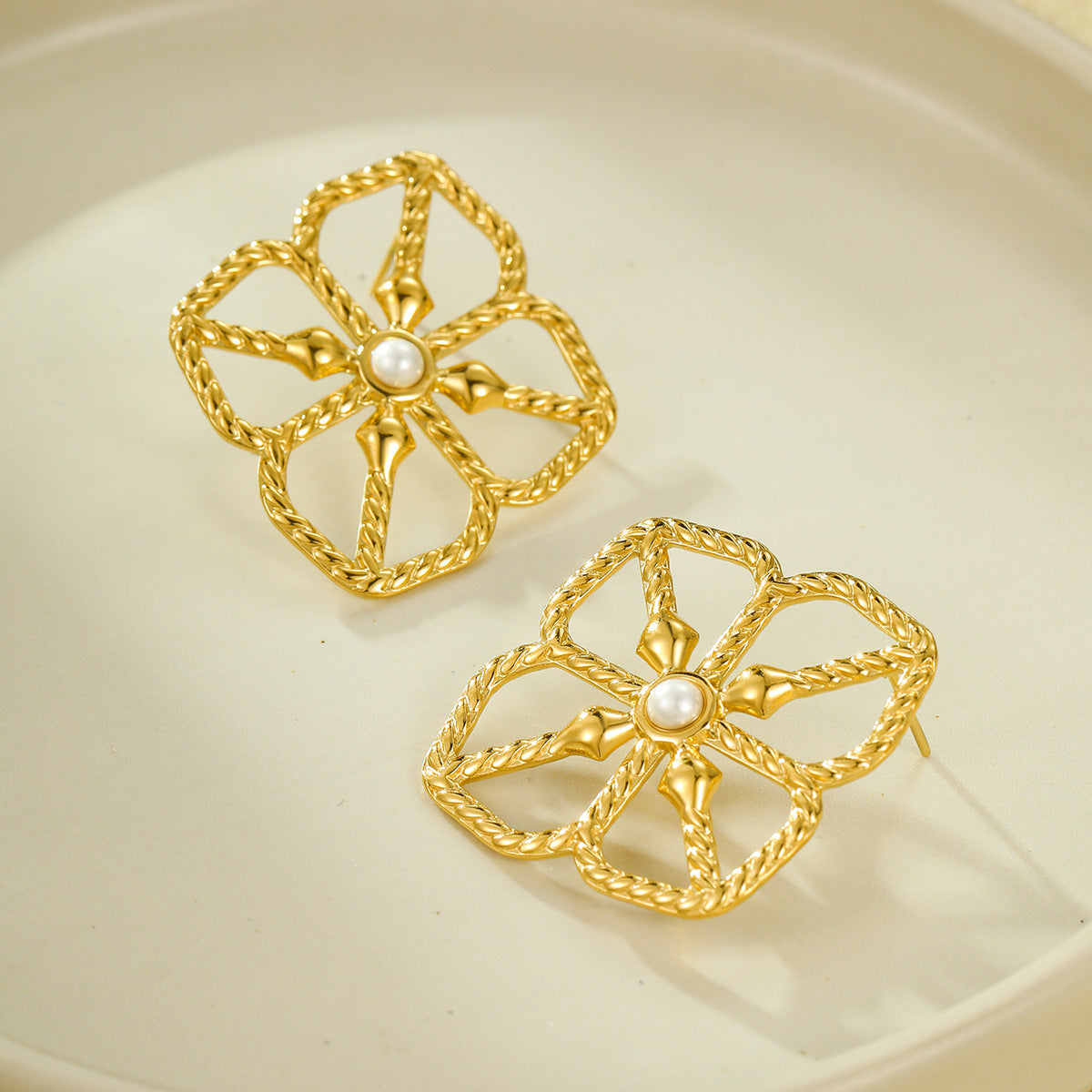 Orecchini a perno a fiore cavo in acciaio inossidabile minimalista con intarsio di perle e placcatura in oro da donna