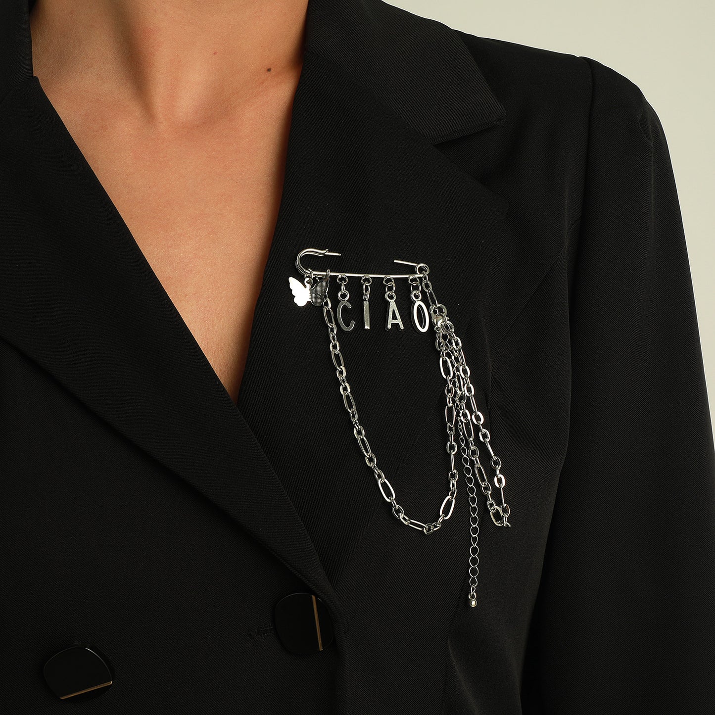Broche de aleación en forma de mariposa de moda con diseño de letras 'Ciao' para mujer, pin decorativo electrochapado