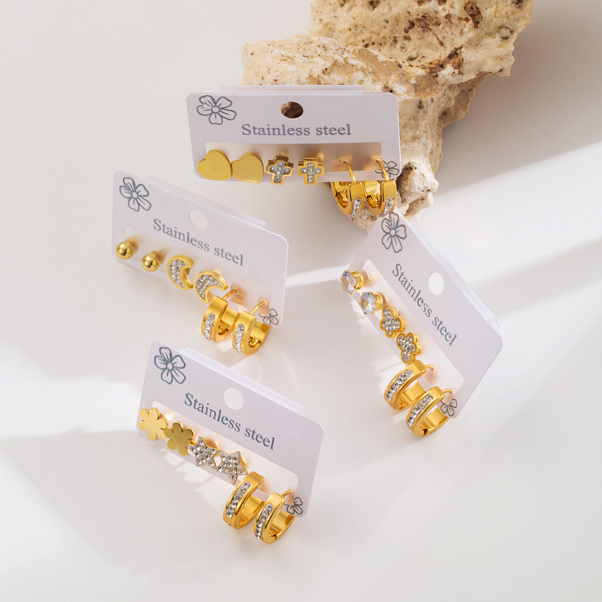 Eleganti orecchini geometrici a forma di stella in acciaio inossidabile con intarsi di strass e placcatura in oro da donna