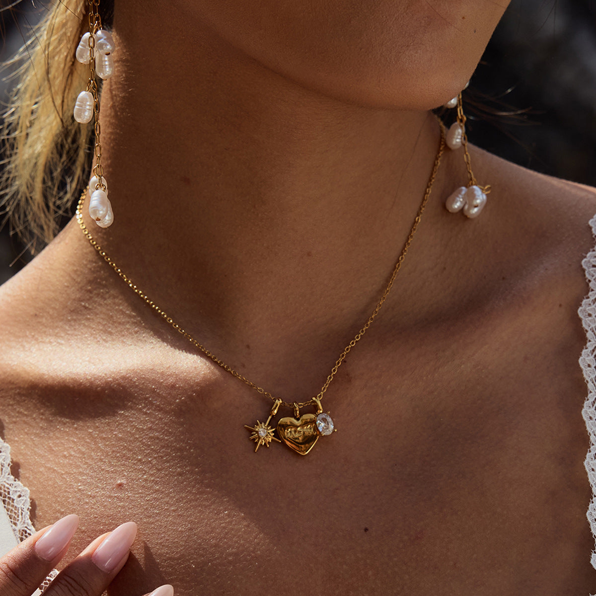 Collana da donna a forma di cuore, minimalista, in acciaio inossidabile, con strass intarsiati e finitura placcata