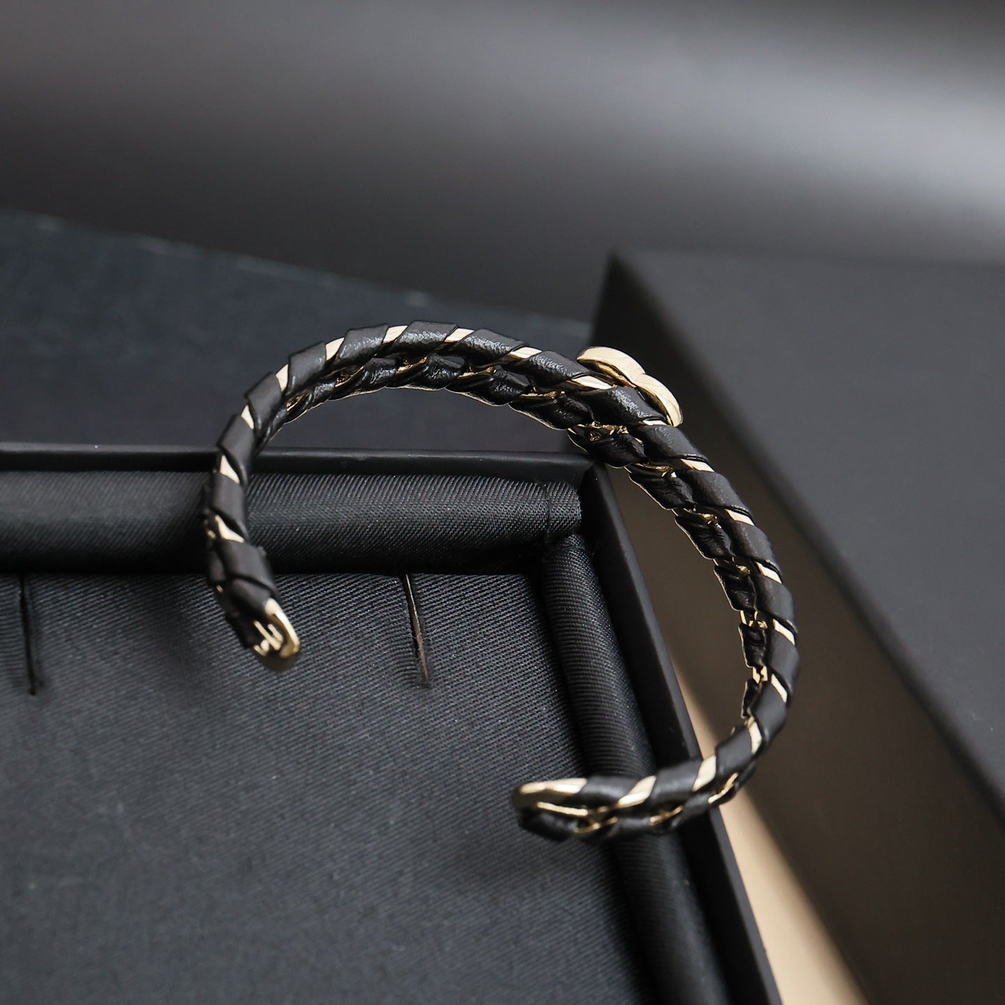 Bracciale rigido aperto da donna in pelle con catena a maglie cubane in ottone placcato oro di lusso con design a lettera