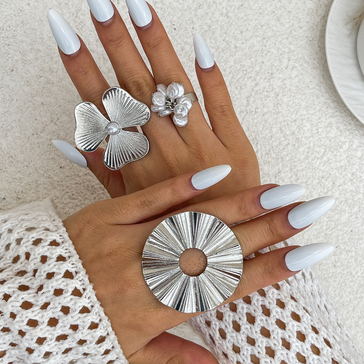 Anello regolabile "Ins Style" con perla finta galvanizzata a forma di fiore e foglia, con dettagli in piuma arricciata