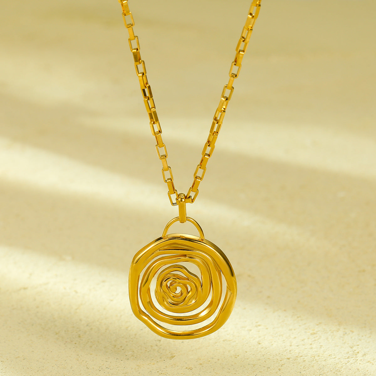 Collar minimalista con colgante de espiral de titanio y acero con acabado chapado para mujer