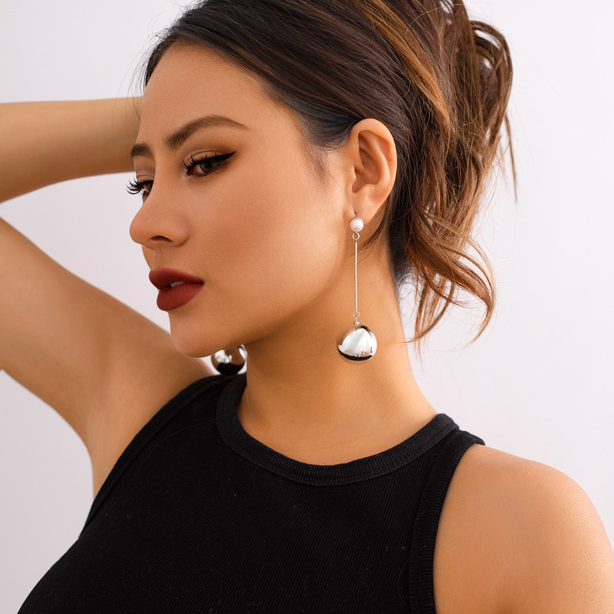 Pendientes de Metal Geométricos Plisados con Borlas Exageradas, Postes de Acero Inoxidable y Acabado Chapado para Mujer