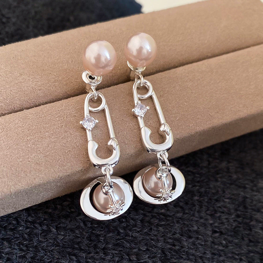 Eleganti Orecchini a Perno Saturno Stile Francese con Perla Simulato e Accenti di Zirconia, Perni in Acciaio Elettroplaccato, Design a Stella per Donna