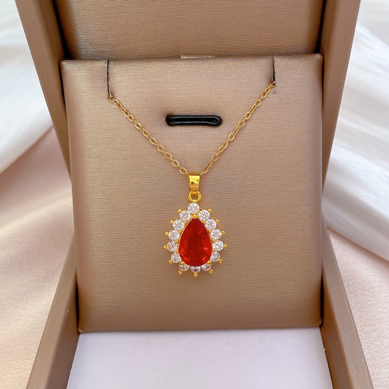 Collar de Lujo de Acero de Titanio con Micro Pavé Inspirado en Rubíes para Mujer con Colgante Geométrico y Diseño de Cadena O