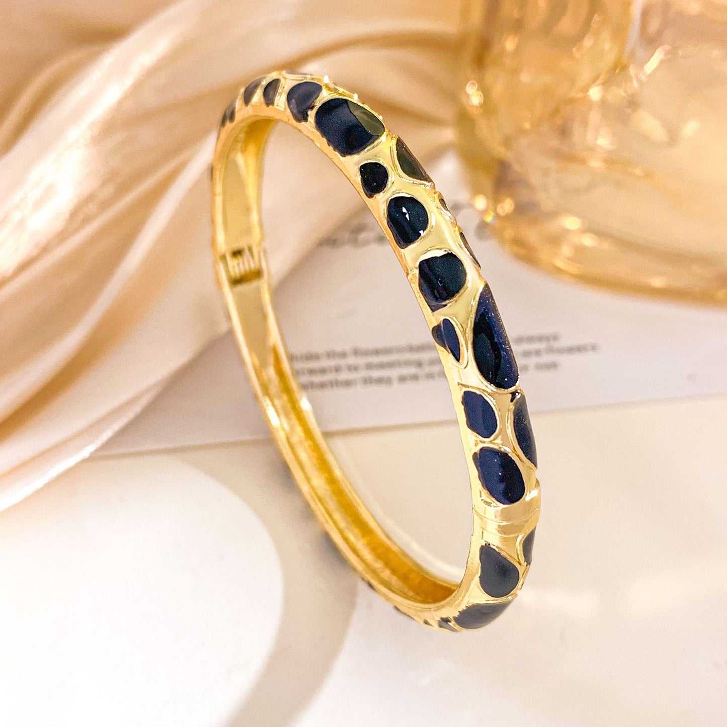 Bracciale in lega smaltato a pois alla moda con intarsio di strass