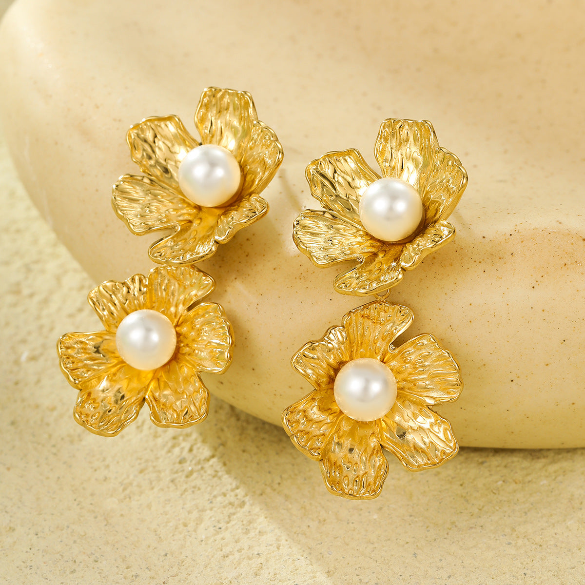 Vintage Style Petal-Shaped Stainless Steel Stud Earrings with Pearl Inlay and Textured Fringe Detail