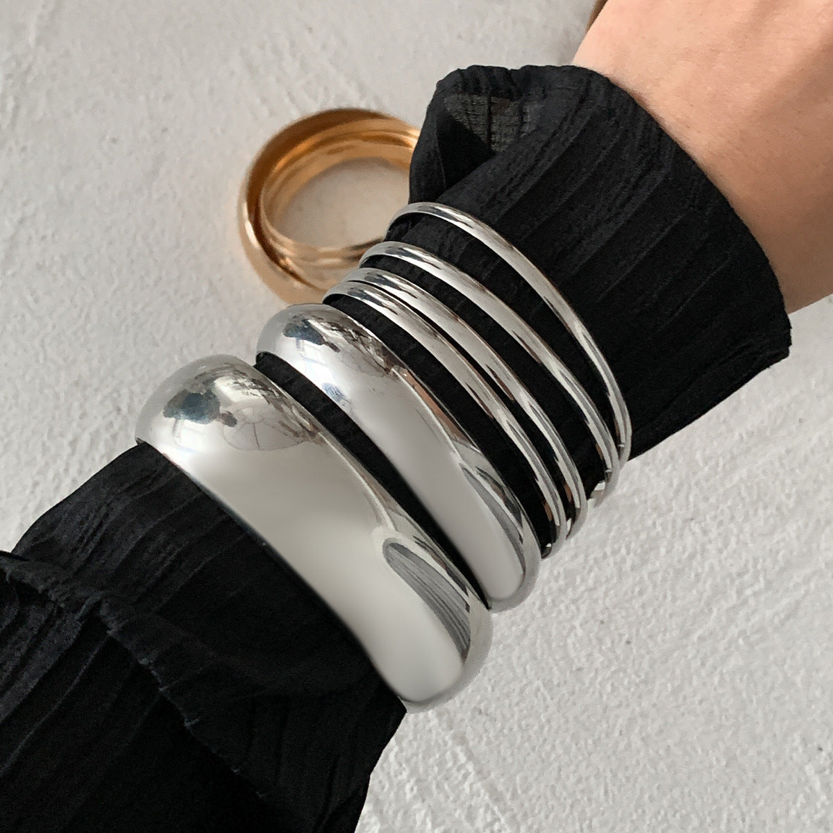 Juego de pulseras de aleación con superficie de arco geométrico exagerado y acabado chapado para mujer