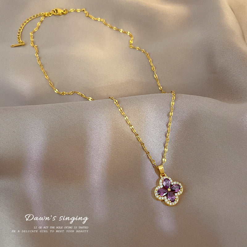 Collana con ciondolo a quadrifoglio minimalista in acciaio al titanio con ametista micropavé e strass da donna