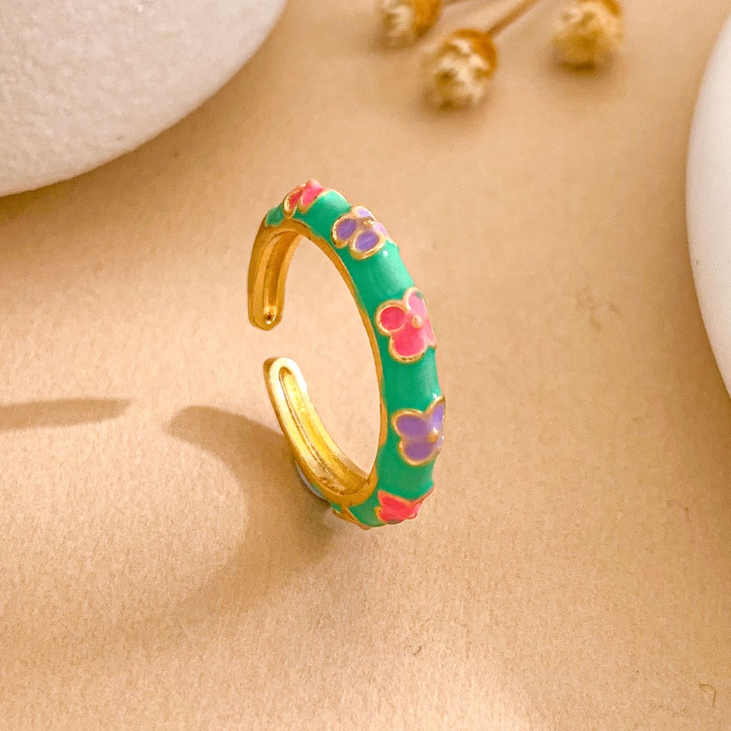 Anello aperto regolabile da donna placcato oro in ottone con fiore minimalista