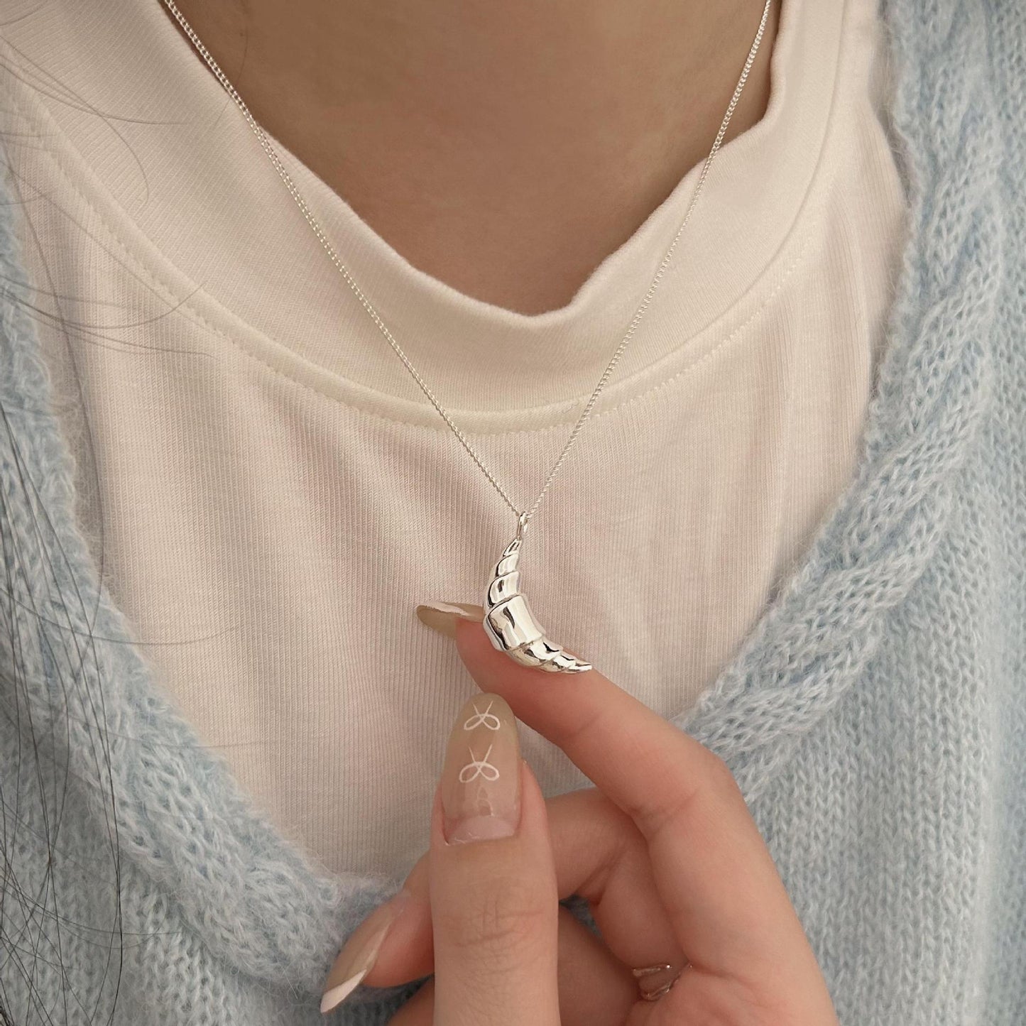 Collar con colgante de luna minimalista en plata de ley 925 con contorno geométrico y acabado galvanizado