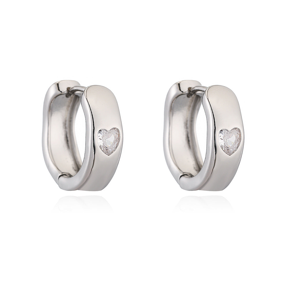 Pendientes minimalistas de cobre en forma de corazón con baño de oro de 18K y circonitas micropavé para mujer