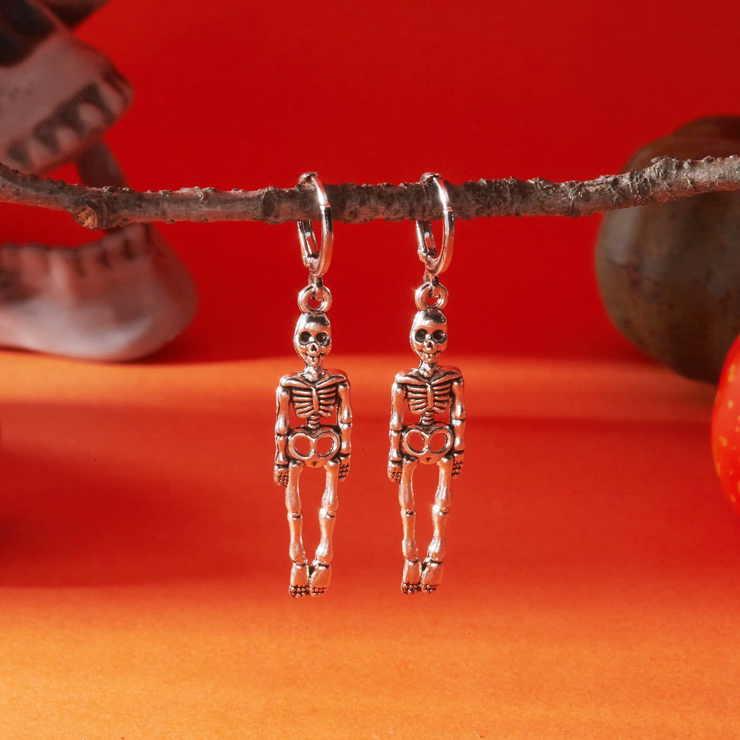 Pendientes colgantes estilo gótico oscuro con luna y esqueleto para mujer, con base de aleación y acabado galvanizado