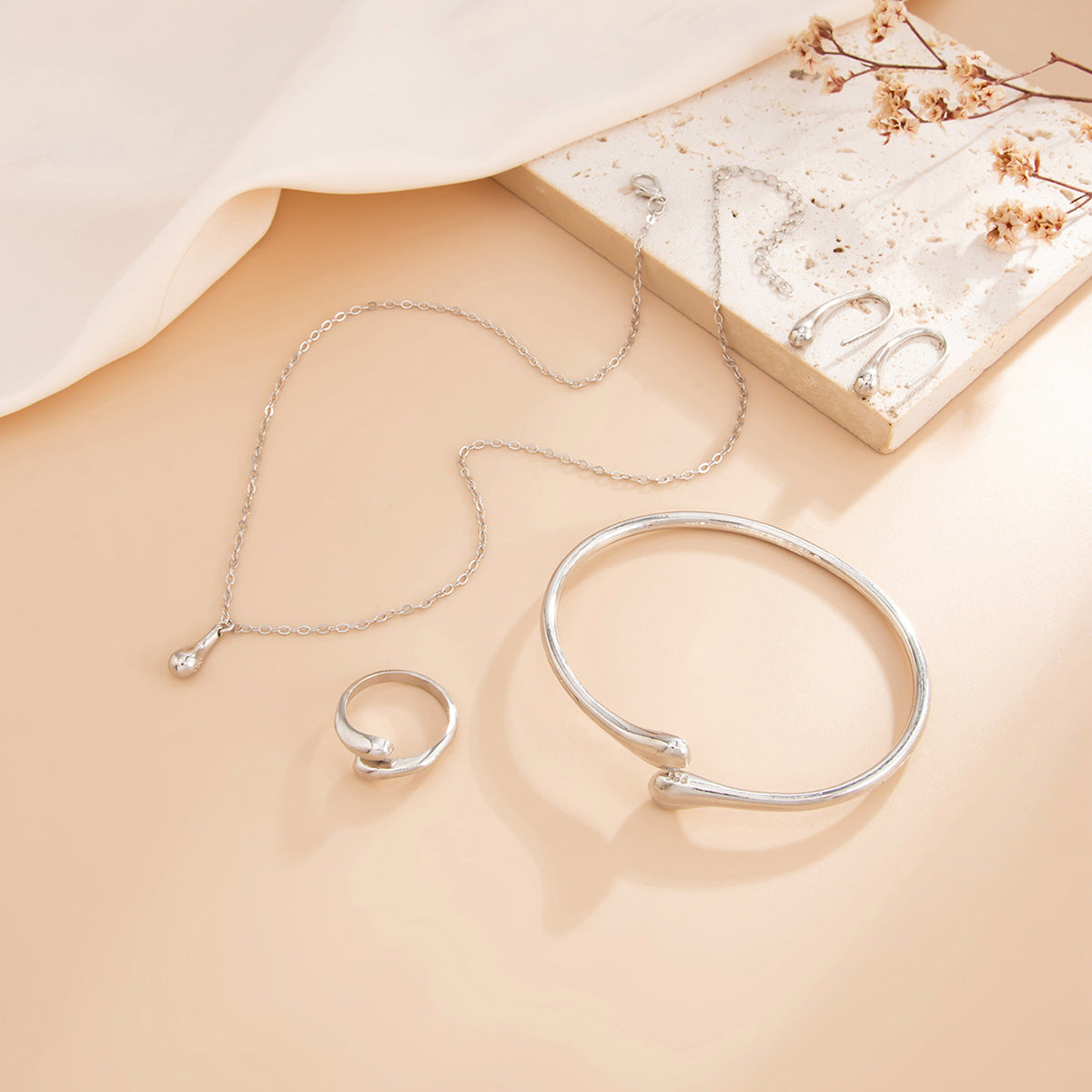 Luxury Elegant Teardrop Alloy Plated Pendant Necklace for Women