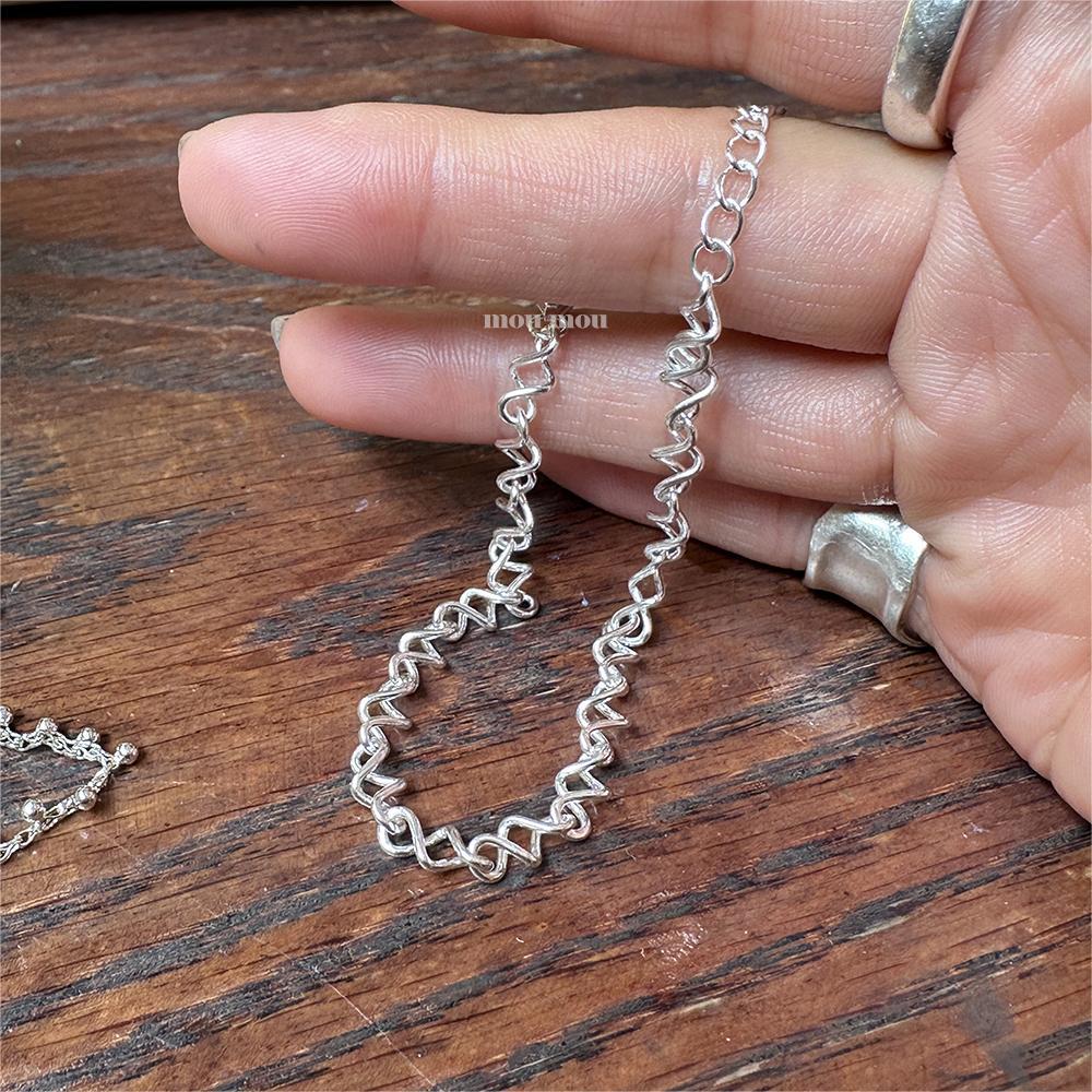 Pulsera Minimalista de Torsión Geométrica en Plata de Ley 925 con Baño de Oro