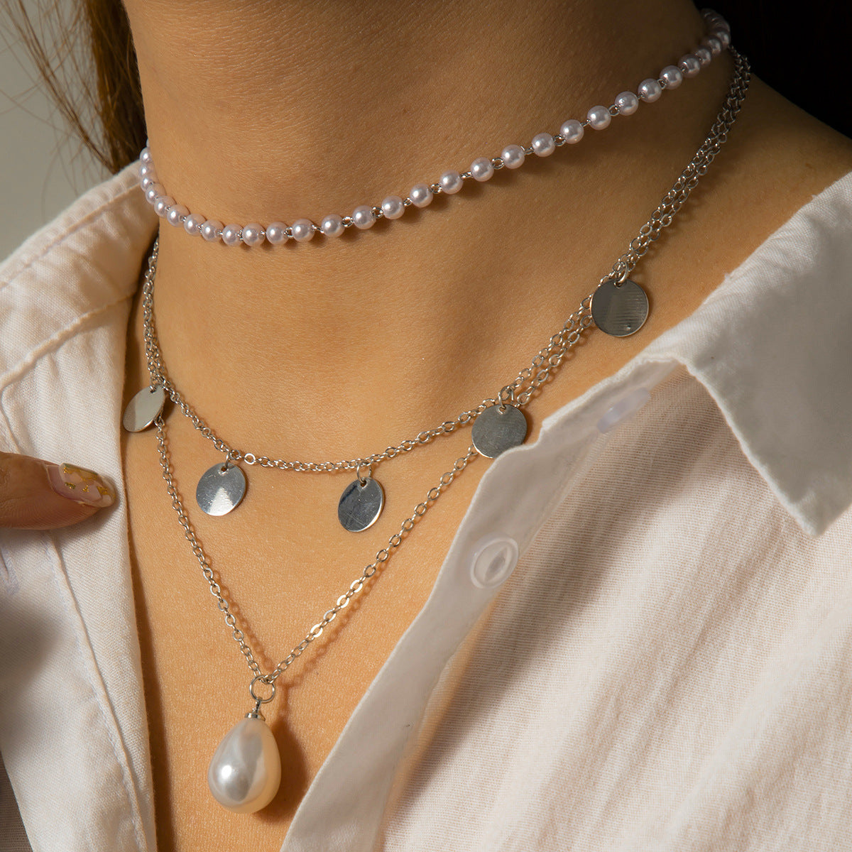 Collana a più strati con nappina geometrica e pendente a goccia di perla imitazione su catena a maglie per donna