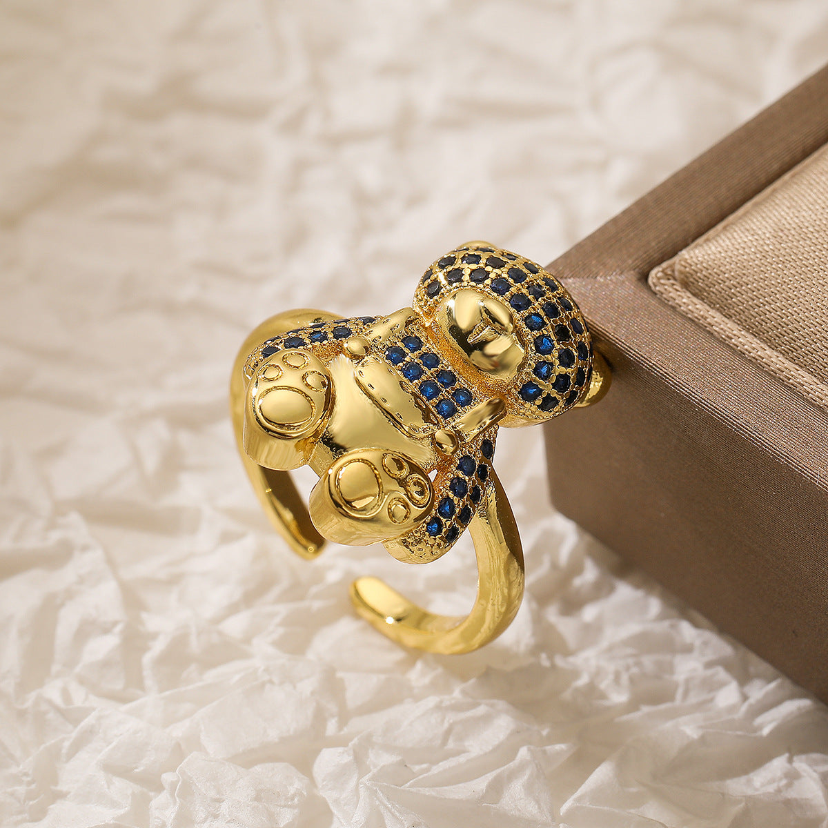 Anillo abierto minimalista en forma de oso para mujer, hecho de cobre con chapado en oro de 18 quilates e incrustaciones de circonita