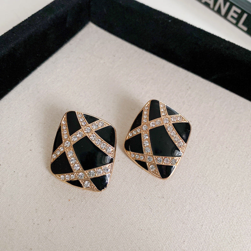 Pendientes de perlas florales vintage con incrustaciones de diamantes de imitación en acero de titanio y postes de plata 925, diseño de esmalte goteado en forma de lágrima para mujer