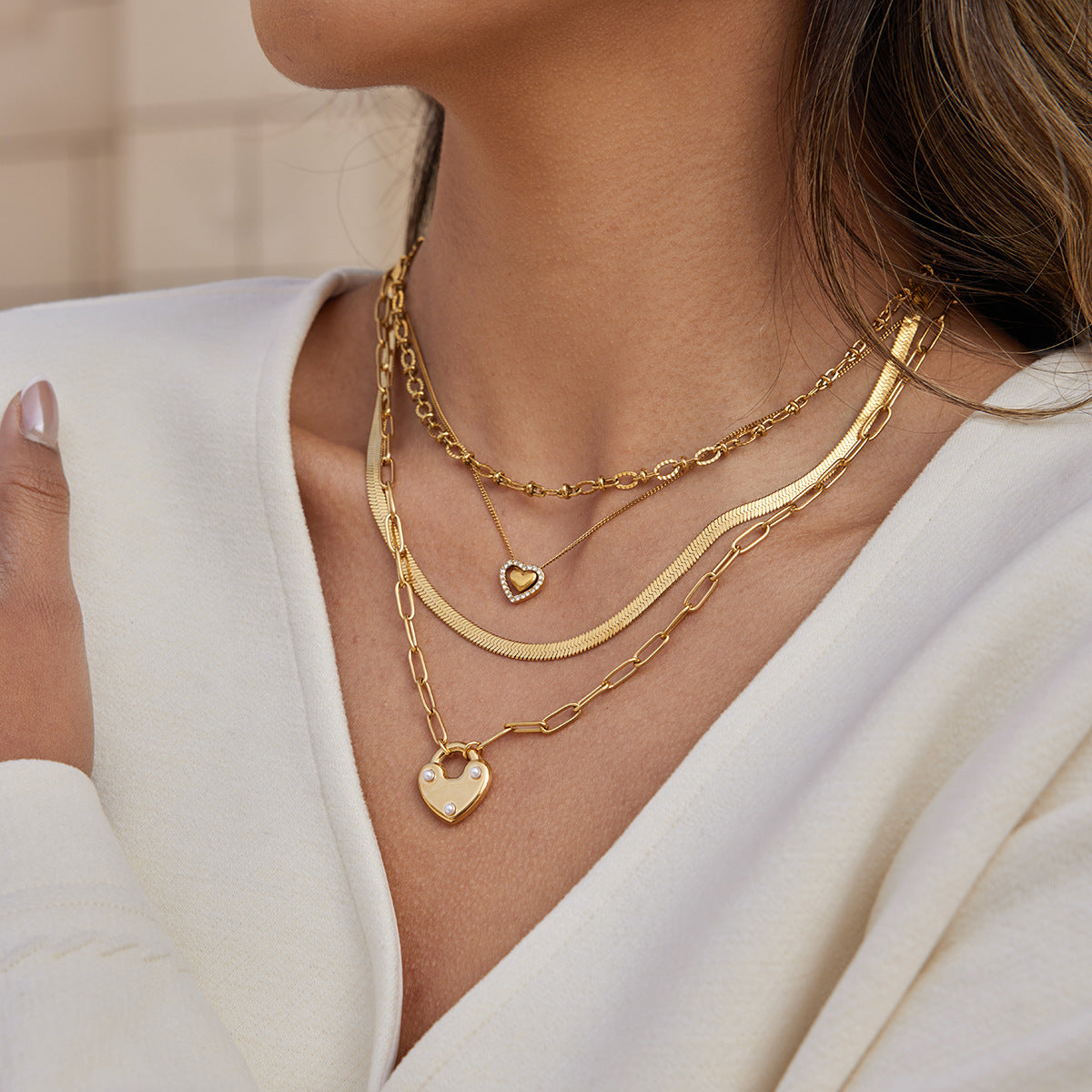 Collana da donna con ciondolo a cuore minimalista in acciaio al titanio con placcatura in oro PVD sottovuoto
