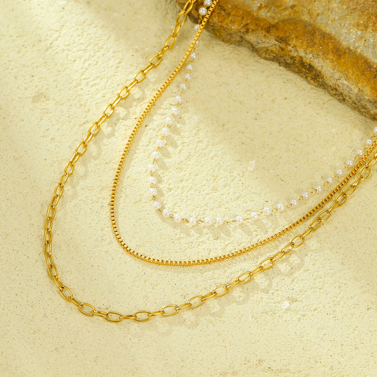 Elegante collar de perlas de acero de titanio estilo francés con acabado chapado para mujer