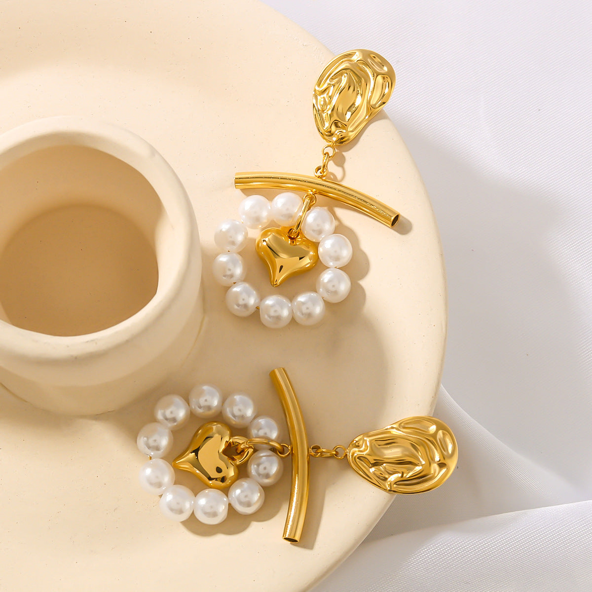 Orecchini a perno a forma di cuore con perle in rilievo 3D in stile vintage romantico in acciaio inossidabile con placcatura sottovuoto in oro 18 carati