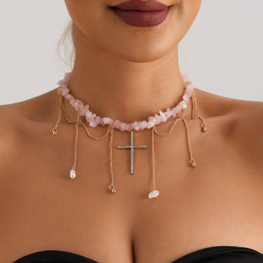 Collar con dije de cruz en forma de U geométrica para mujer con incrustaciones de pedrería y cadena de aleación chapada en oro