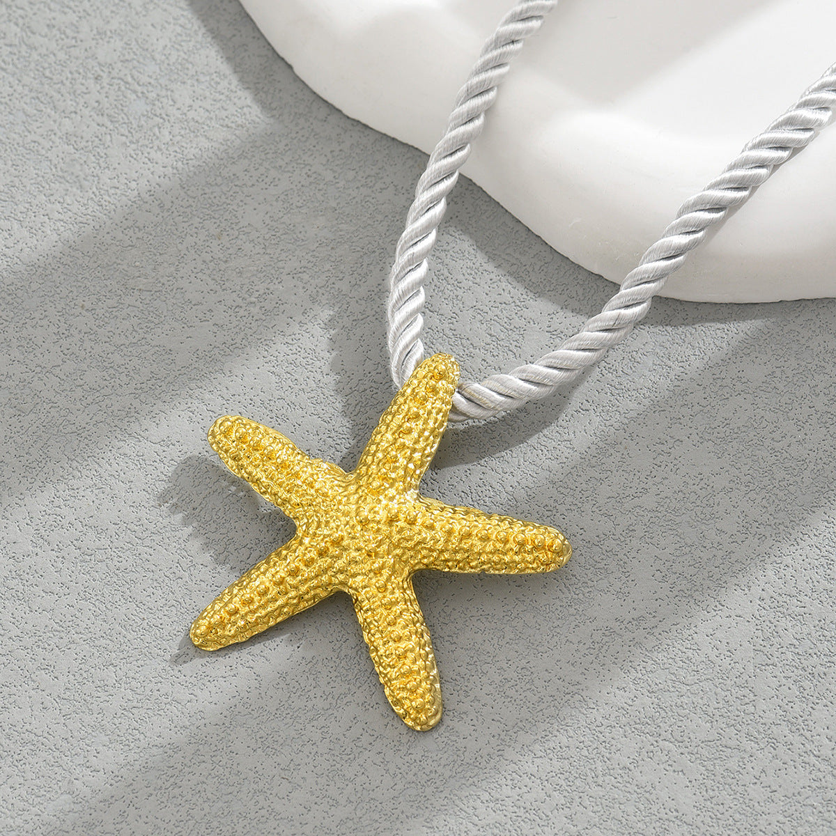 Collar con colgante de estrella de mar minimalista de aleación de zinc con acabado chapado en cadena de cuerda trenzada para estilo veraniego unisex