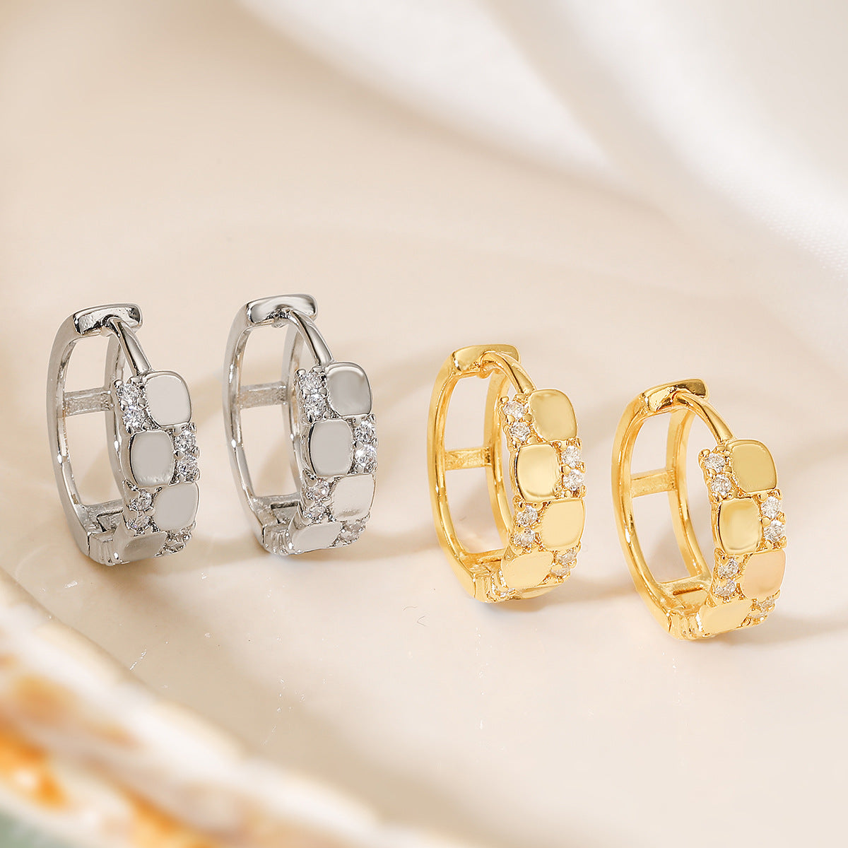 Orecchini a Cerchio Minimalisti Geometrici da Donna Placcati Oro con Zirconi e Micro-Incastonatura