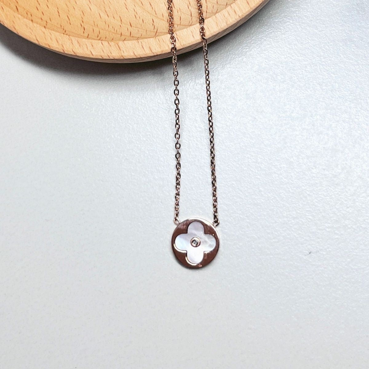 Minimalist Clover-Shaped Titanium Steel Necklace for Women with Mother-of-Pearl Inlay and Plated Finish
