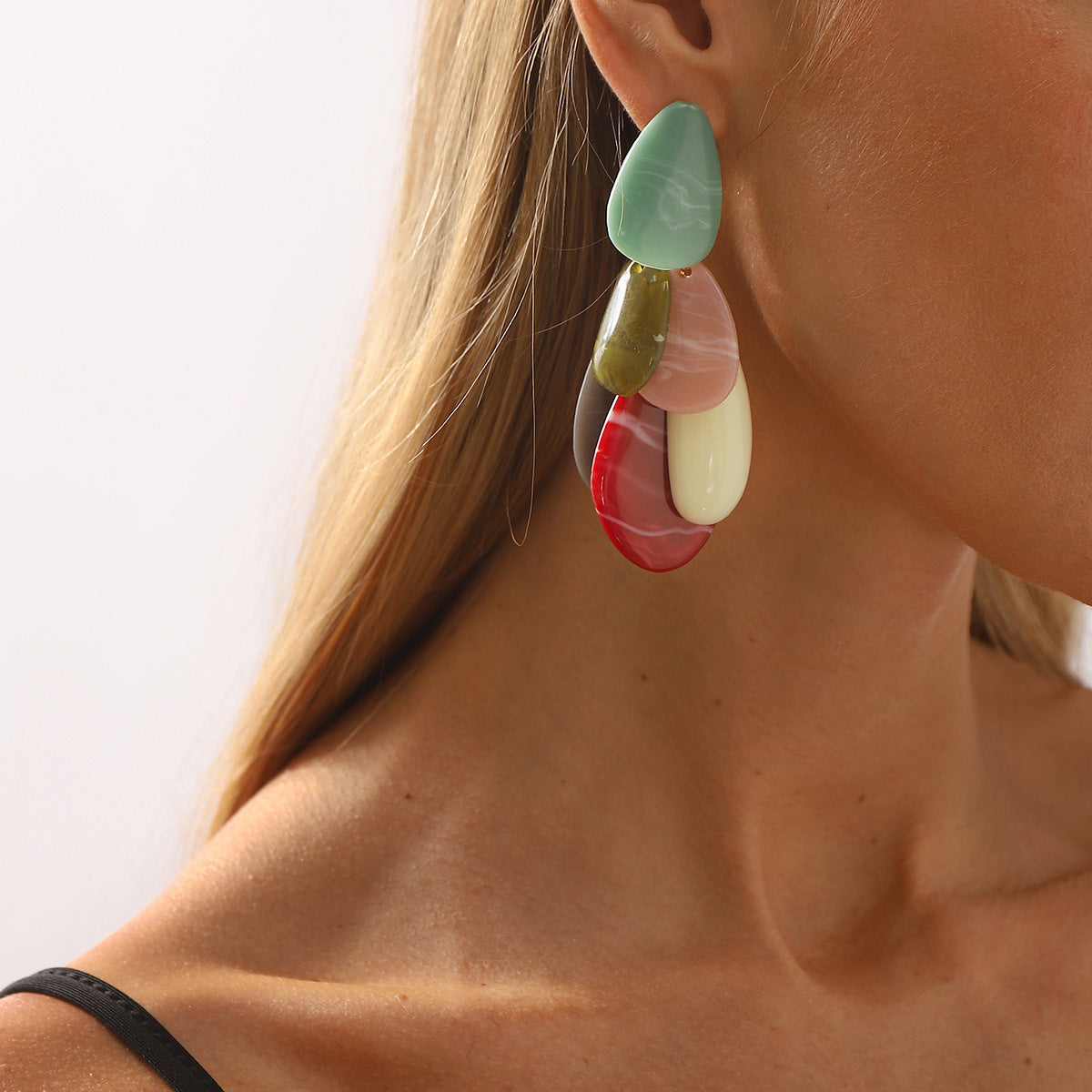 Pendientes Minimalistas Geométricos de Resina en Colores Vibrantes con Postes de Acero Galvanizado, Joyería Artística para la Moda Femenina de Inspiración Retro