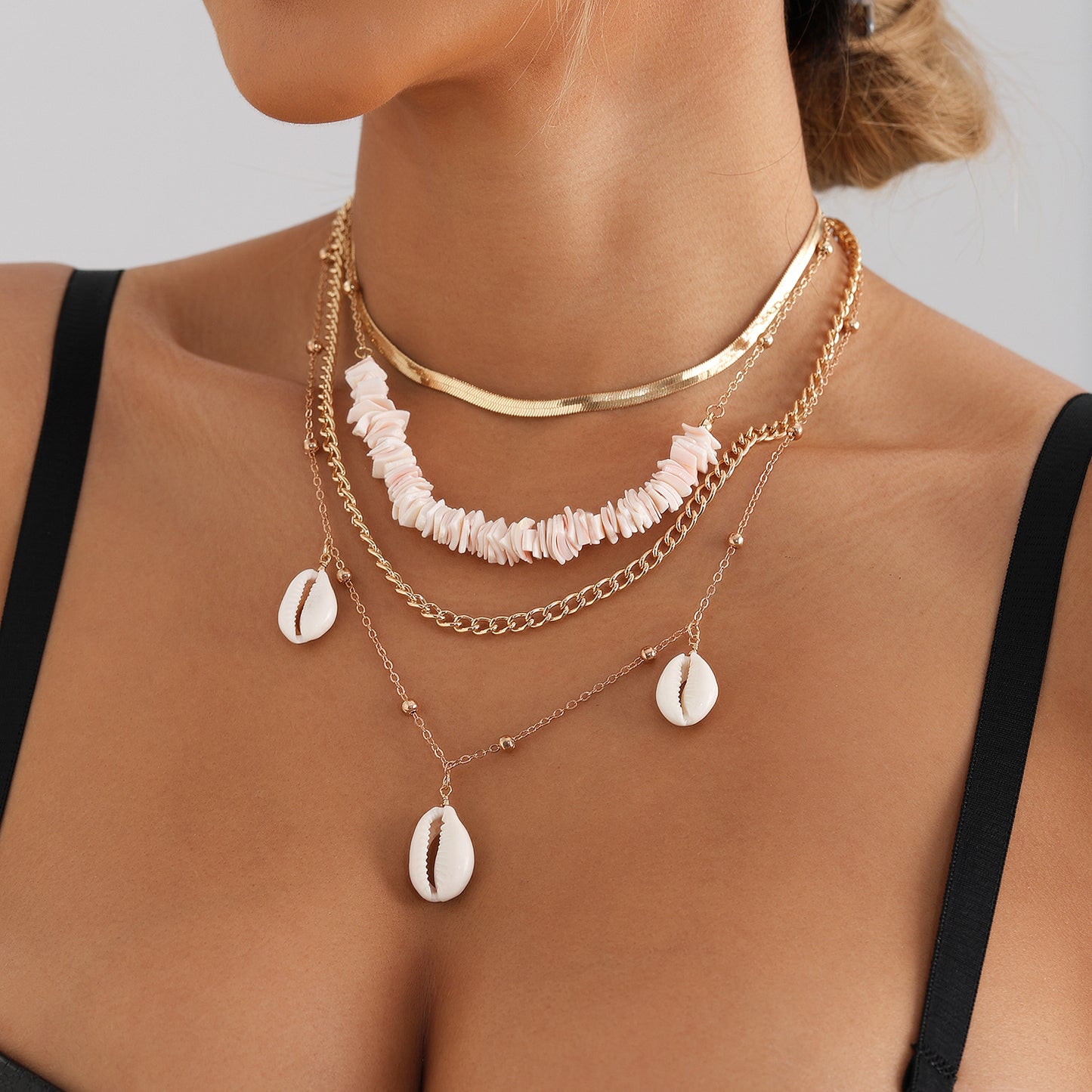 Collar de capas de moda con conchas marinas y colgante geométrico en delicada cadena para mujer