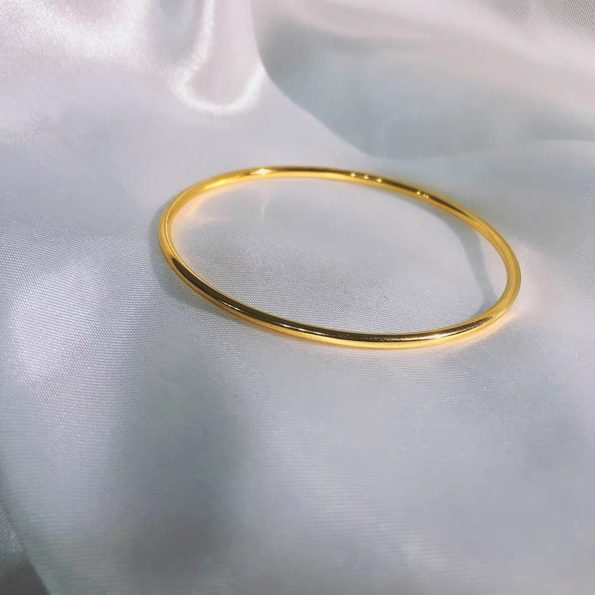 Minimalist Vintage-Inspired Titanium Steel Thin Bangle Bracelet for Women with Plated Finish, Stackable and Versatile Cold-Tone Jewelry