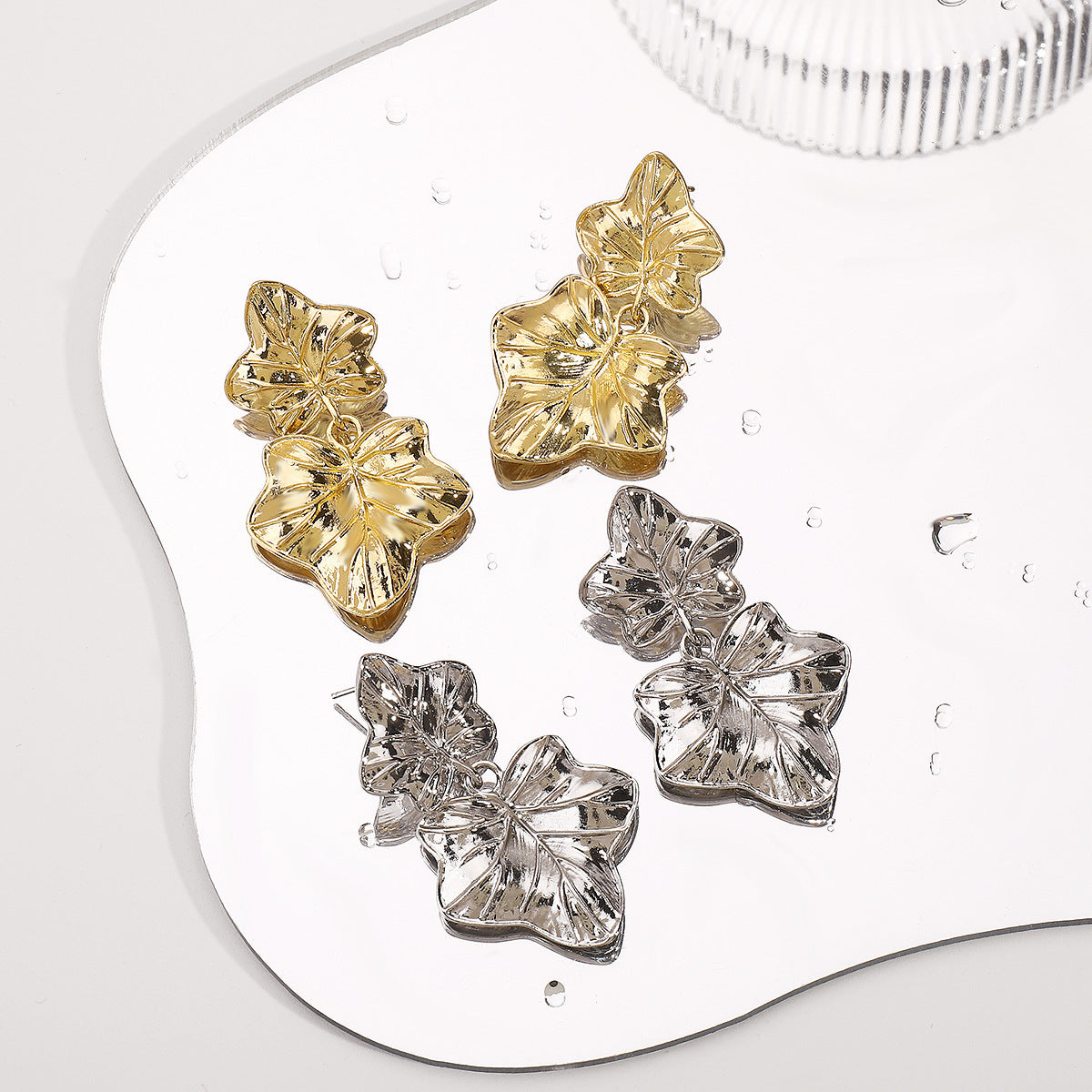Pendientes minimalistas de aleación con hoja de arce para mujer con acabado chapado, diseño geométrico y patrón floral botánico