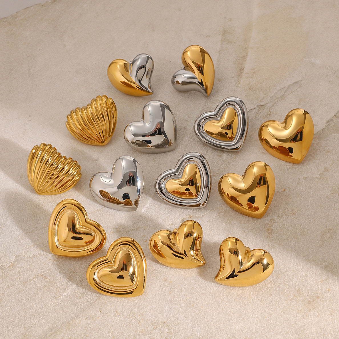 Pendientes de acero inoxidable minimalistas con forma de corazón y acabado chapado para mujer