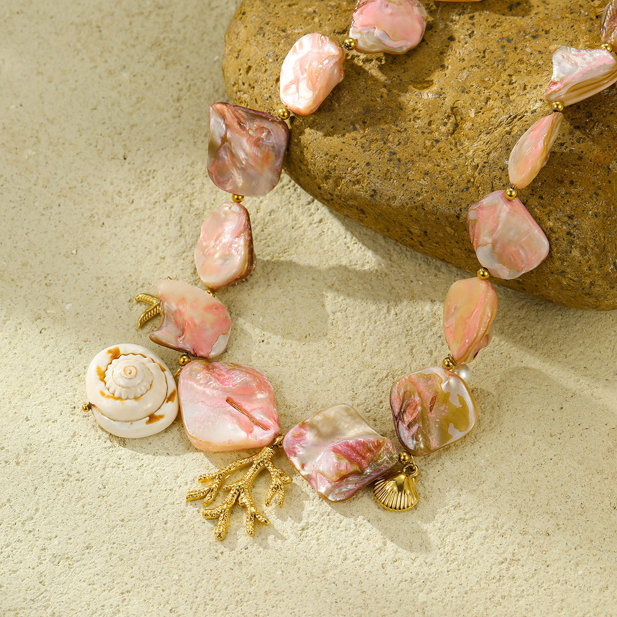 Collana con Pendente Minimalista in Acciaio Inossidabile per Donna, Ispirata alla Spiaggia, con Design a Corallo Rosa e Conchiglia