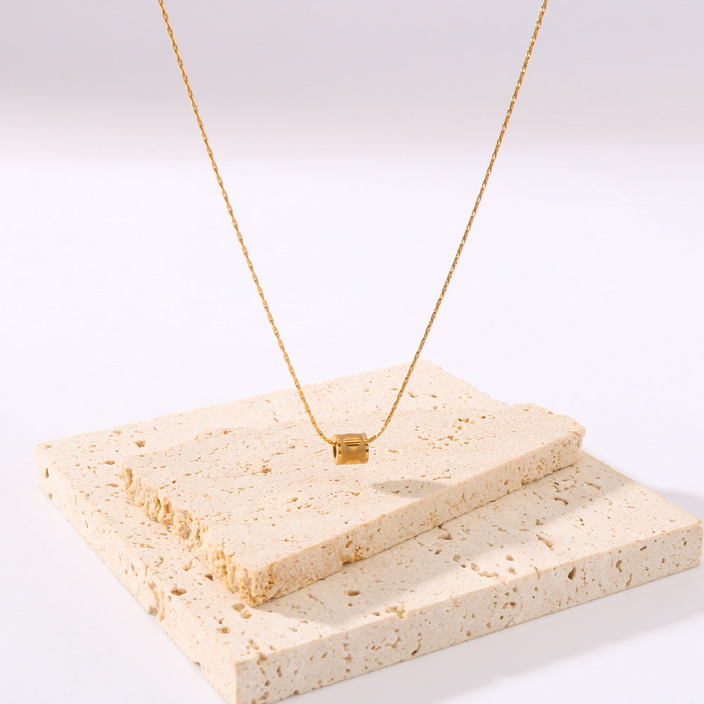 Collana Minimalista con Pendente a Cuore in Acciaio al Titanio e Incisione Cilindrica per Donne, Ipoallergenica e Resistente allo Sbiadimento, con Finitura in Oro 18K Elettroplaccata Sottovuoto su Catena a O