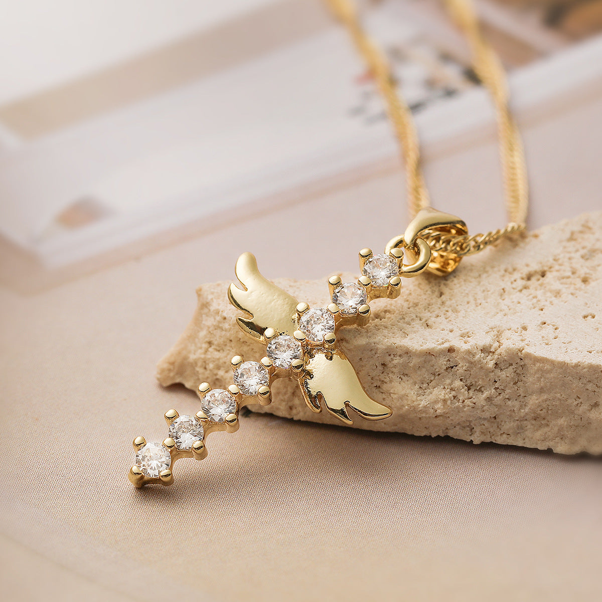 Collana con Pendente a Croce Stile Vintage da Donna Realizzata in Rame con Placcatura in Oro 18K e Intarsio di Zirconi