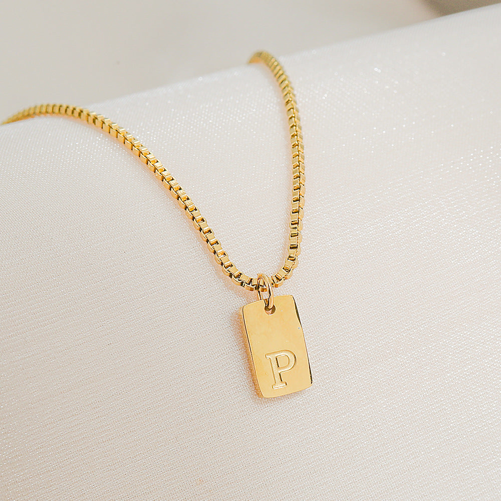 Collar con colgante de letra geométrica minimalista de acero inoxidable con baño de oro de 18 quilates para mujer