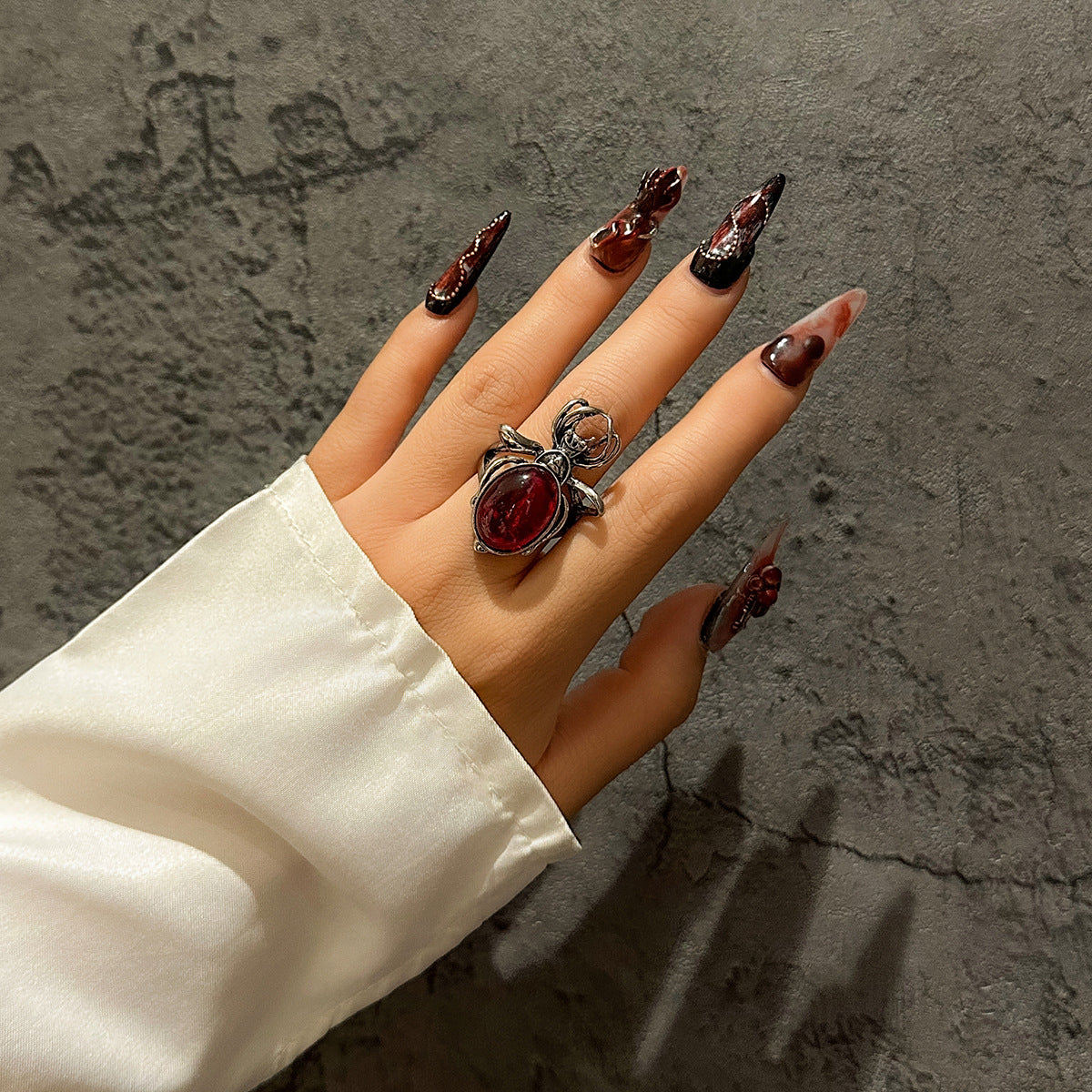 Collana girocollo gotica con ragno dolce e audace, catena con gocce di sangue e nappe per donna