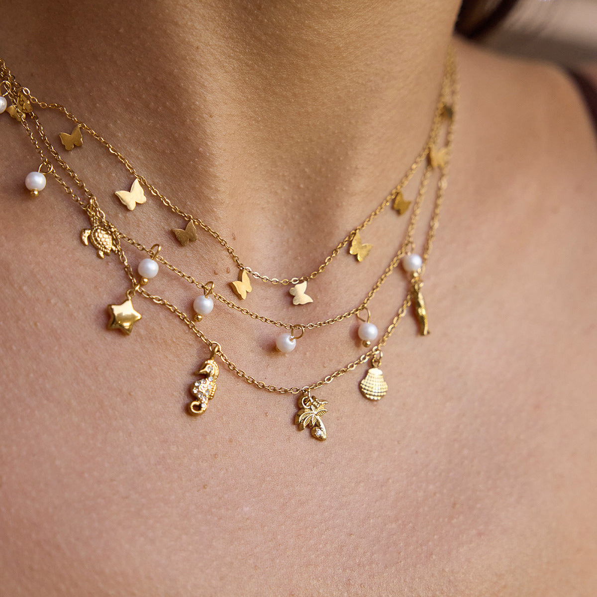 Collana con Ciondolo a Farfalla Geometrica da Donna in Acciaio al Titanio con Intarsio di Strass e Finitura Galvanizzata, Collana Ipohallergenica in Acciaio Inossidabile