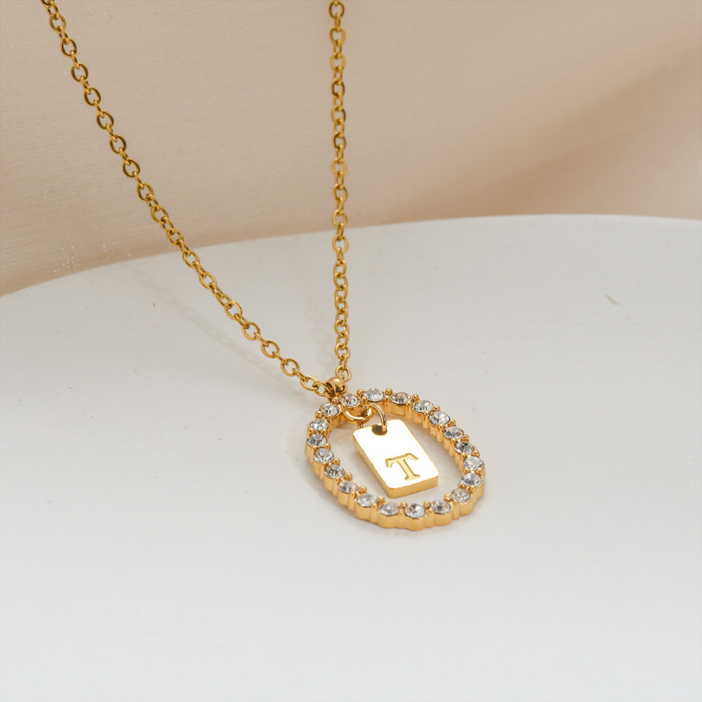 Collana da donna a maglione versatile in acciaio inossidabile ovale minimalista con lettera, placcata oro, con catena a maglie, con strass micro-pavé