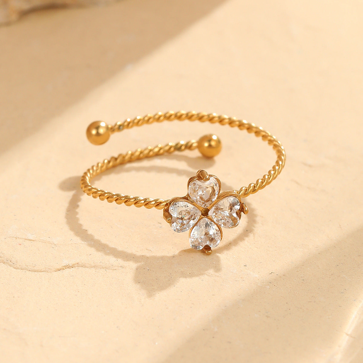 Anillo minimalista de acero inoxidable con forma de trébol de cuatro hojas y acabado galvanizado para mujer