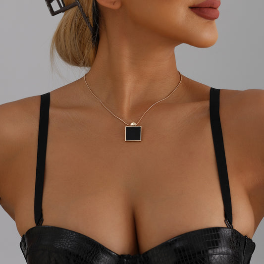 Collana da Donna con Pendente Quadrato Geometrico, a Clavicola, in Lega con Finitura Galvanica