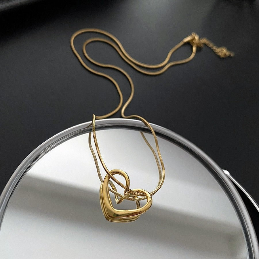 Collana con pendente a cuore cavo minimalista per donna in acciaio al titanio con finitura placcata, delicata catena clavicola