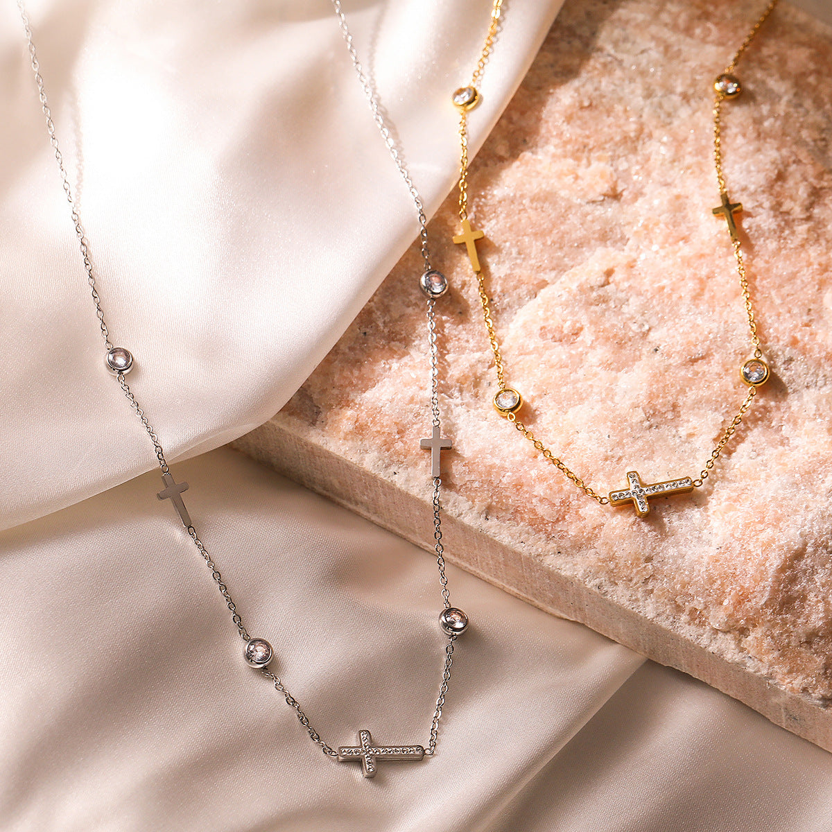 Collana con Ciondolo a Croce Minimalista da Donna in Acciaio al Titanio con Placcatura in Oro Vero e Intarsio di Zirconi