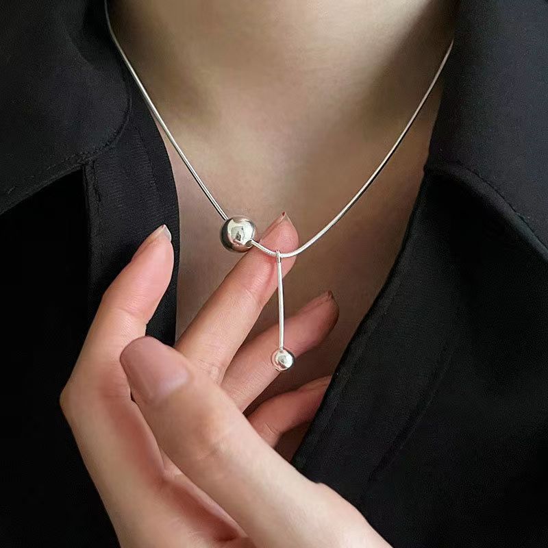 Collana con pendente geometrico minimalista in acciaio al titanio da donna con catena a serpente con finitura lucida e doppia stratificazione per clavicola