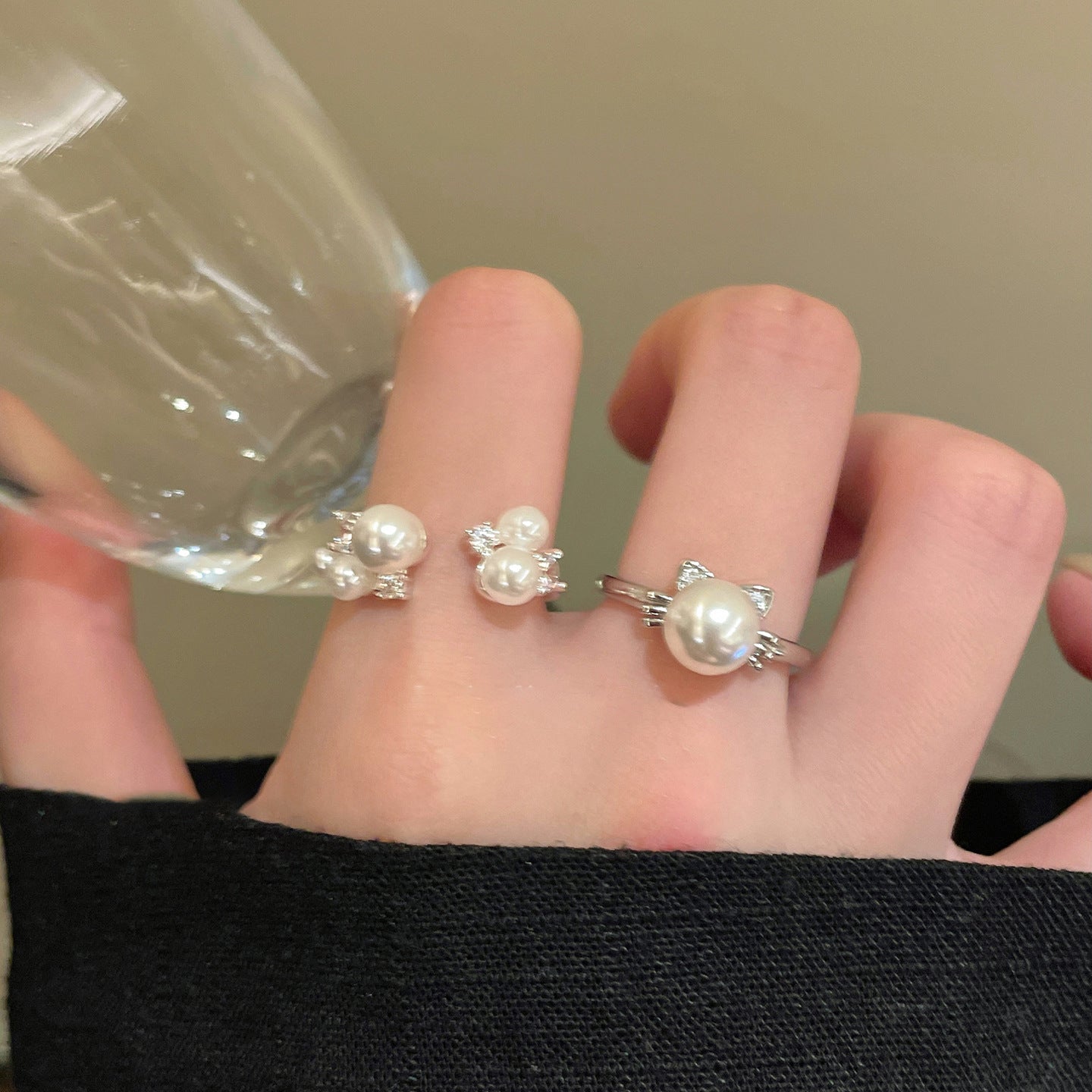 Anello Regolabile Minimalista da Donna con Zirconi e Perle, Finitura Placcata, Design Geometrico, Accessorio di Moda Elegante
