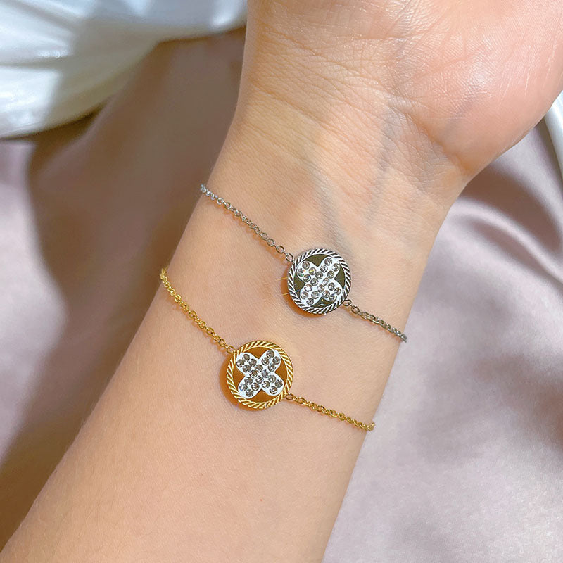 Bracciale da donna in acciaio al titanio placcato oro a forma di quadrifoglio stile vintage con strass intarsiati