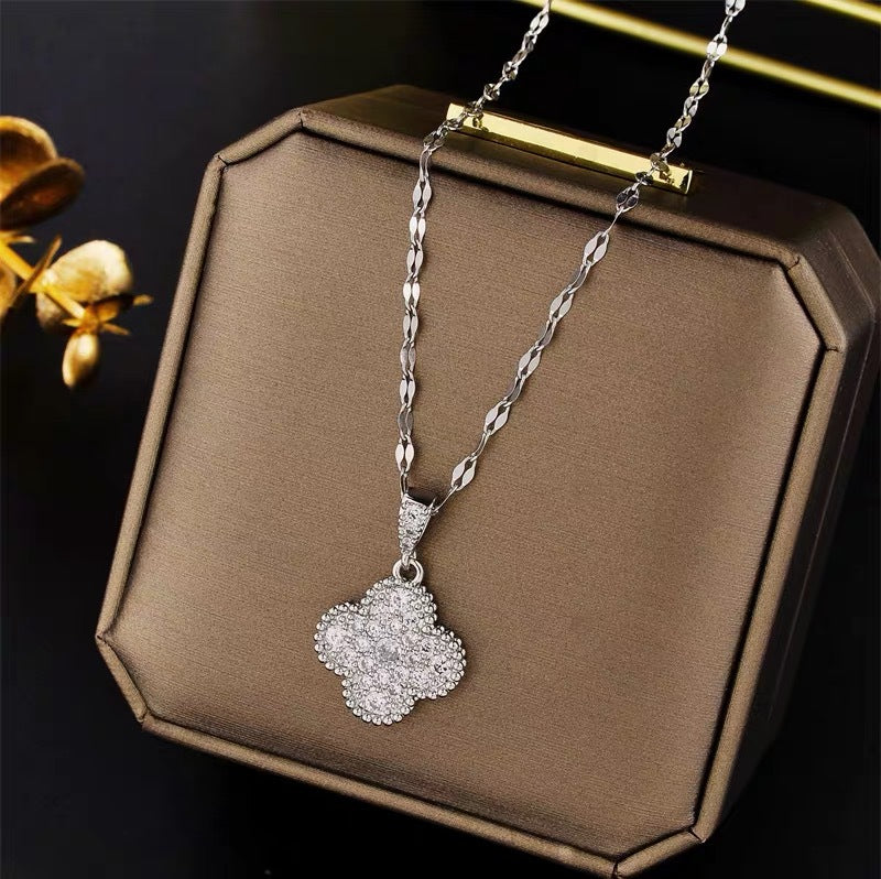 Collana con Pendente Minimalista a Quadrifoglio da Donna in Acciaio al Titanio con Finitura Placcata e Catena Snake